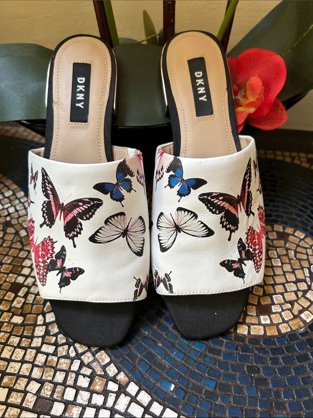 Women’s DKNY Leather Vibrant Multicolor Butterfly Print Slip On Mules Size 7.5